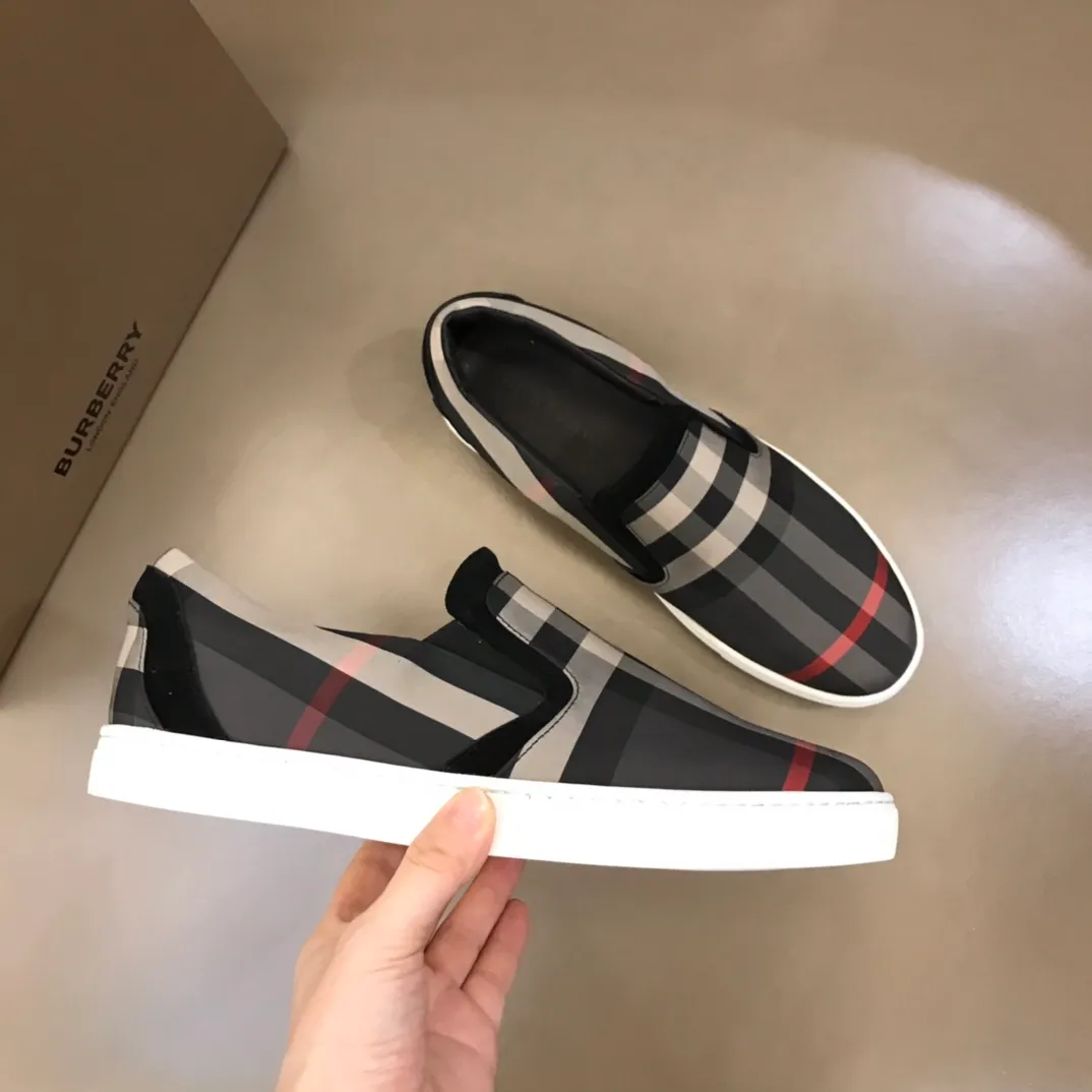 p340 "BURBERR*" men's classic low-top sneakers are reinterpreted in Vintage checkered cotton and matte calfskin, decorated with a new brand logo. First-layer sheepskin lining, embossed Burberry logo on the heel, and original TPU outsole! Size: 38-44